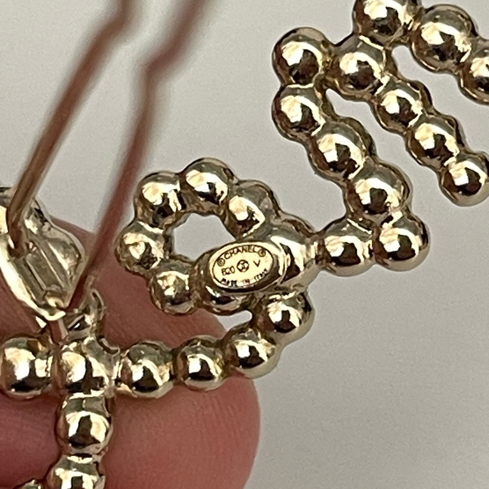 Chanel Script Hair Clip
Crystals and Pearls like New - Picture 8 of 13